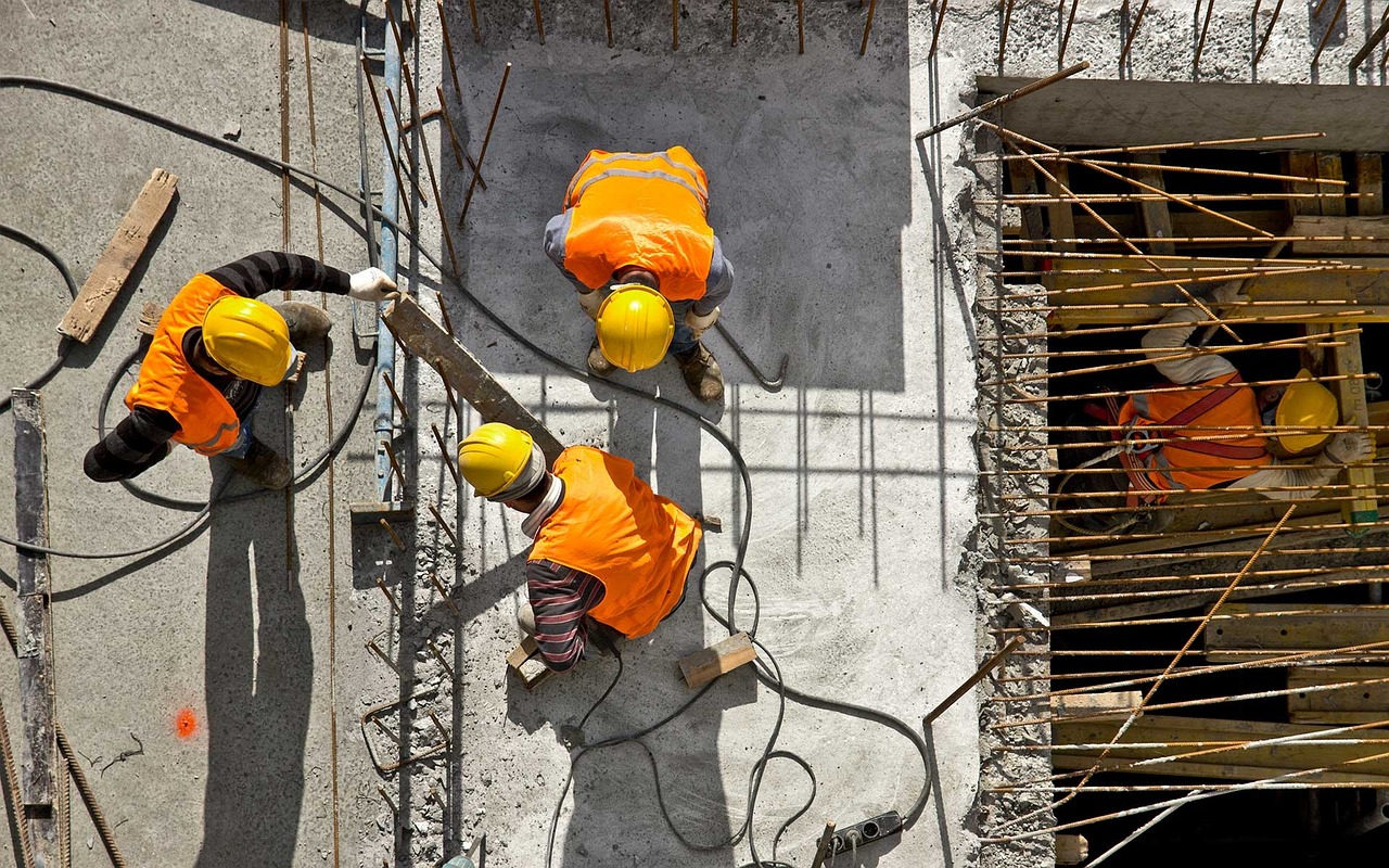 Bezpieczeństwo i funkcjonalność w pracy dzięki odpowiedniej odzieży roboczej